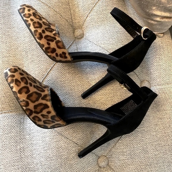Like new🖤🖤Animal Print Heels Memory Foam Sole - Picture 2 of 11